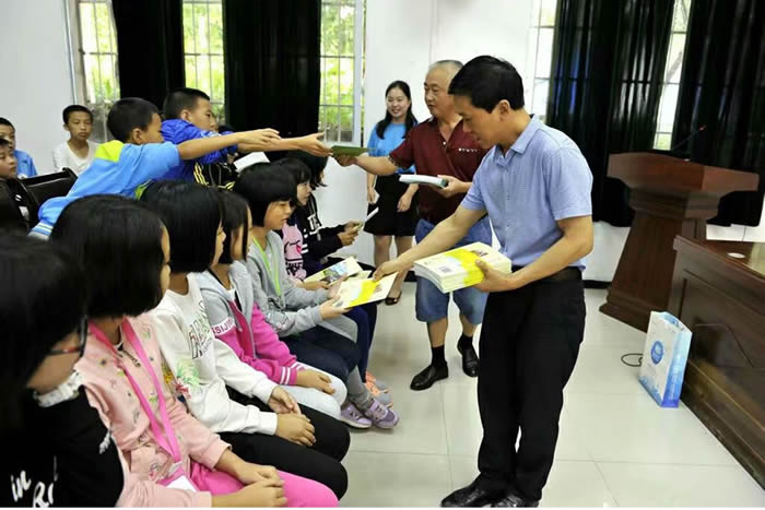 ����ƽ����һ����л�������Ҷ�����������ѧѧ�����ſ��ն���