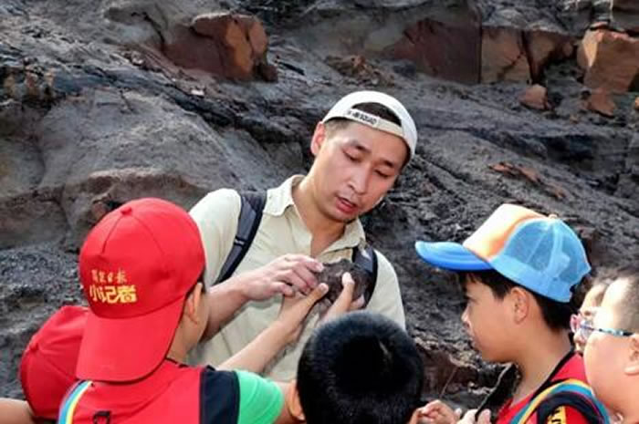 ������Ȫ�ձ�С������Ұ��ʵ��ѧϰ��ʯ����֪ʶ