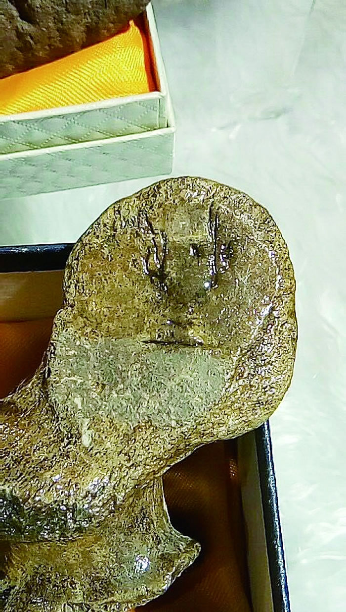 ���з��ŵĹ�ͷ��ʯ