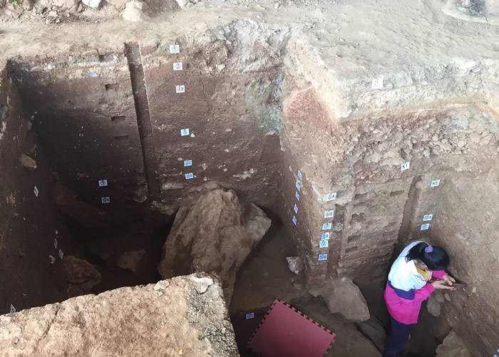 广东英德青塘遗址出土的1.35万年前“青塘少女”墓葬是中国发现年代最早可确认葬式墓葬