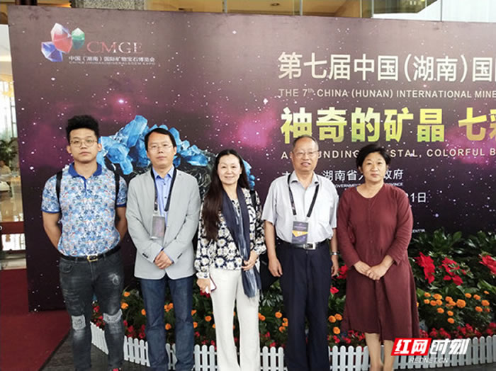 ���������У��ڵ��߽��й������ϣ����ʿ��ﱦʯ�������ֳ���