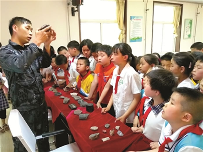 ����ͼ��ݿ�չ��������ϵ�л ��ʯ�����߽�СѧУ԰