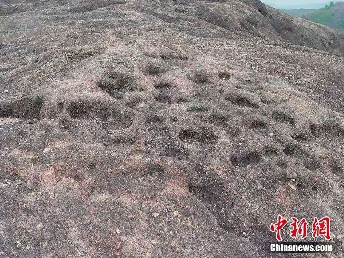 ��Դ�����㼣��ʯ��2001��12�·��ֵģ�Ŀǰ�ѷ���8���200�������㼣��ʯ��