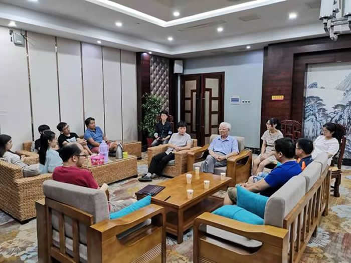 ���ʿ��о�Ա������ѧ����̸