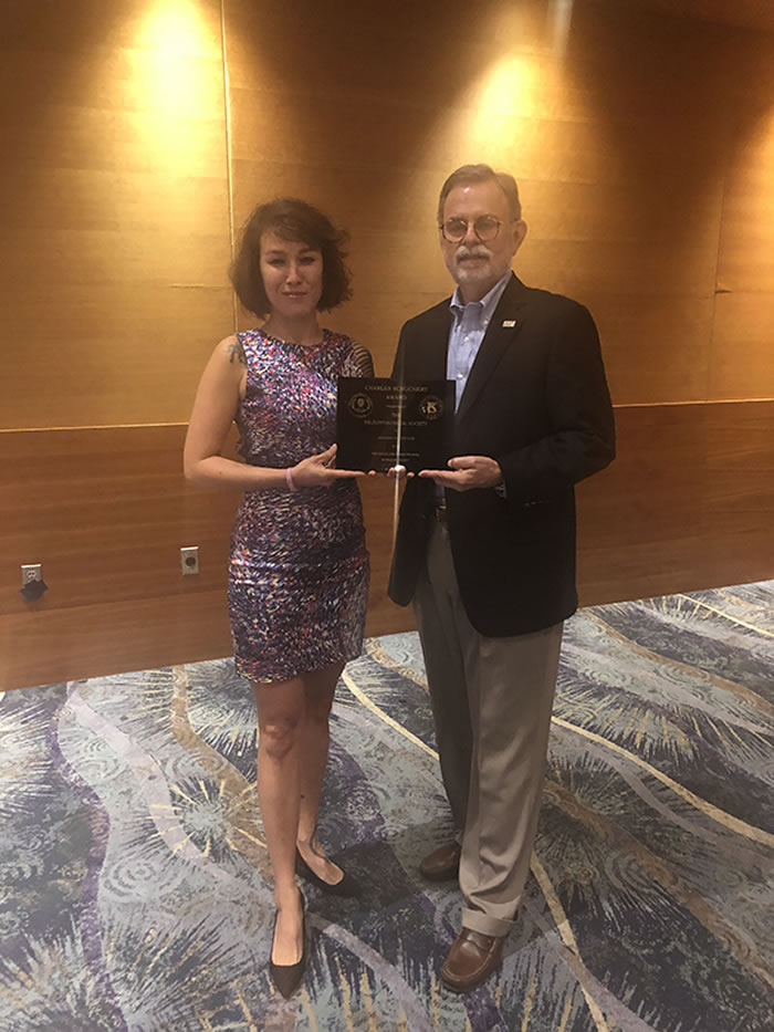 邹晶梅与古生物协会主席McFadden的合影