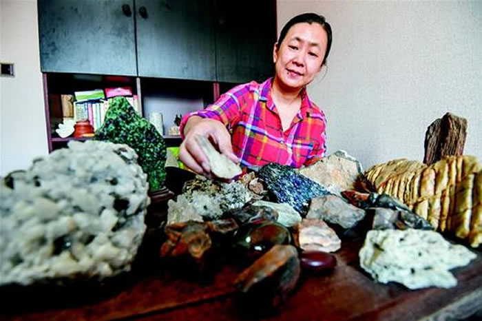 ����ʦ�����չʾ���Ѽ�����һЩʯͷ