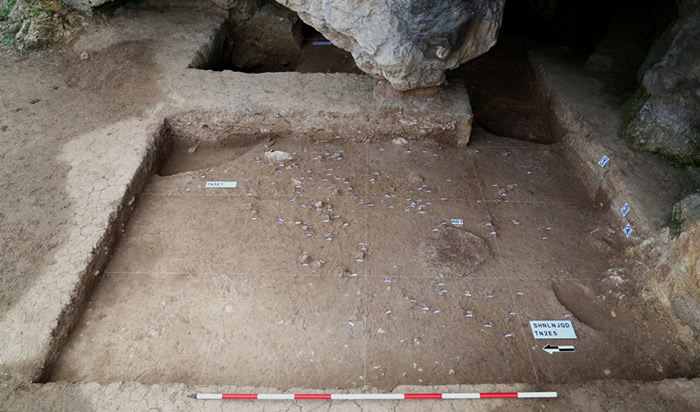 ������֣�������ʯ��ʱ����Ѩ��ַ�ش��֣���������״η�����������ִ��˻�ʯ