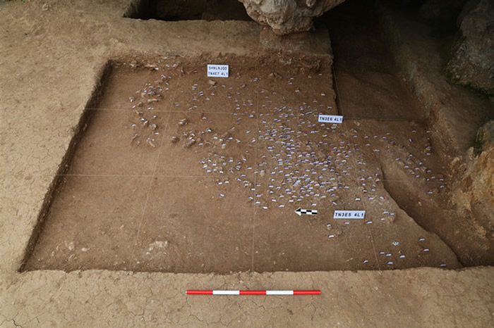 ������֣�������ʯ��ʱ����Ѩ��ַ�ش��֣���������״η�����������ִ��˻�ʯ