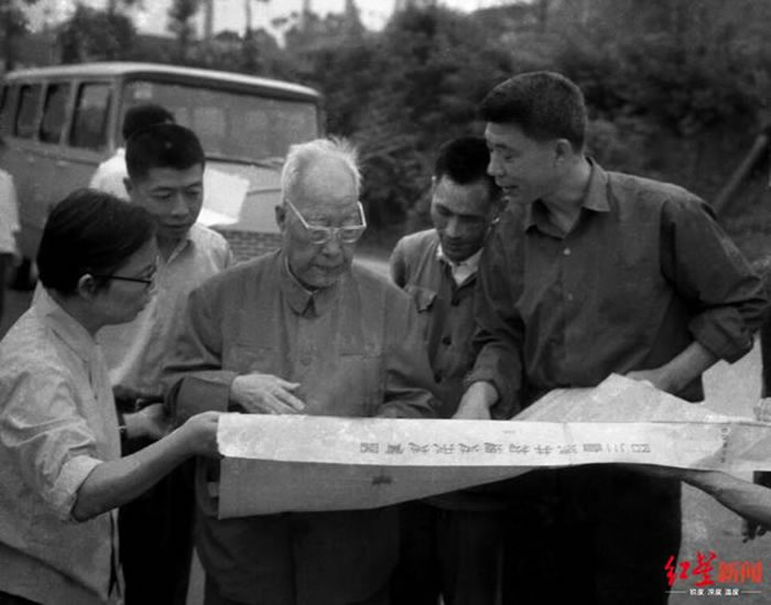 1975�꣬�п�Ժ�ż�׵������������о����������ӽ�һ���������鿴���������ʹ���ͼ���Թ���������� ��ͼ��