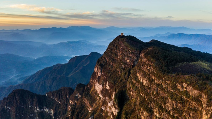 一座寺庙高踞在中国四川省的峨嵋山上。 周围乡间有「峨嵋山暗色岩」(Emeishan Traps)这种洪流玄武岩(flood basalt),而这类岩石正代表了瓜