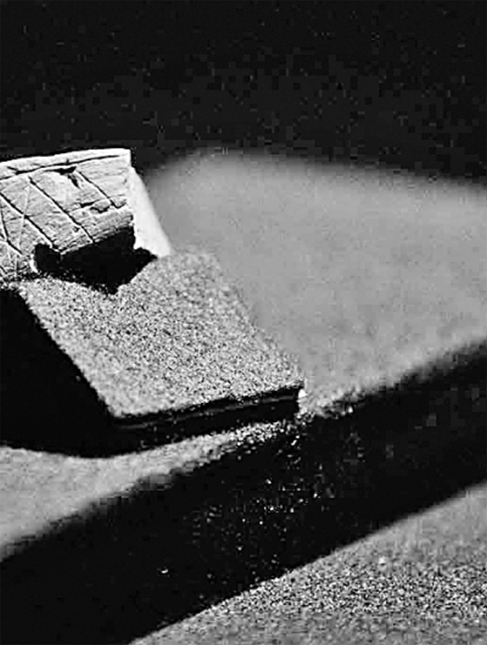 ���ϷǵĲ�¡��˹��Ѩ������ѧ�ҷ�����һ��7.4����ǰ����ʯ��ʯ��ı��澭����ĥ����һ�Ѽ����ʯ�ƹ��ߵ���˳���ͼ����������֪����ϵķ��ű����ż�֮һ��