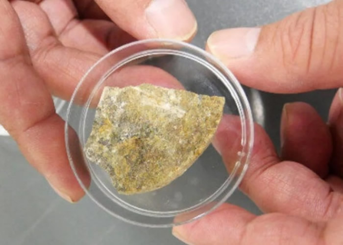 �о����ֺ���1.04����ǰ��ɽ��ʯ��΢С�ѷ��д��ڴ���ϸ��