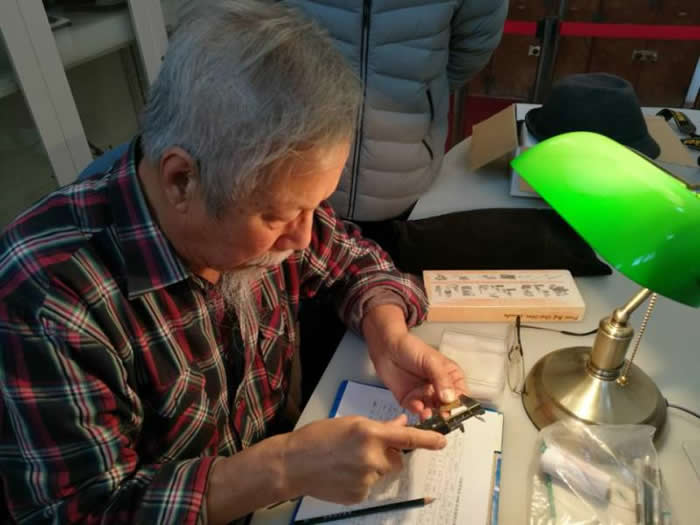 资料图:卫奇研究员查阅并详细观测北疆博物院创始人桑志华于1920年在甘肃庆阳华池县赵家岔地点发现的两件旧石器时代打制石片。