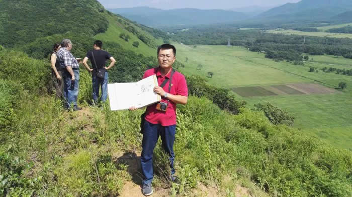 ԵϵС��ɽ���¶��еļ��ء����Ǽ��ִ�ѧ����ѧԺУ�ѡ�С��ɽ��ַ�����������