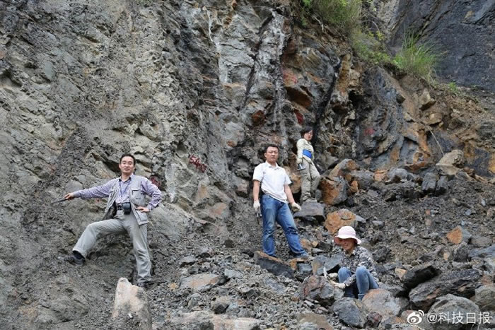 ΢�׼����߷ۻ�ʯ��ԭ2����ǰ�Ĵ���صĵ����ֱ�