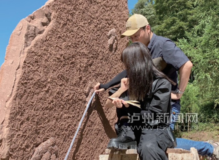 邢立达和他的学生测量实雷龙足迹之间的距离