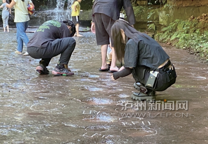 邢立达的学生们为蜥脚类恐龙足迹编号