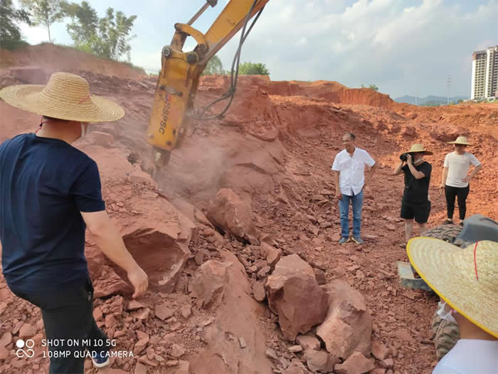 �㶫ʡ��Դ�н��������ٽ������´�һ����ɰ��ɽ�·��ֿ�������ʯ