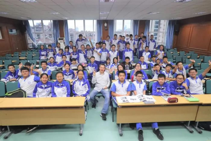 �����ɽӥ��ѧԺ60������ѧ���߽�����̽����������