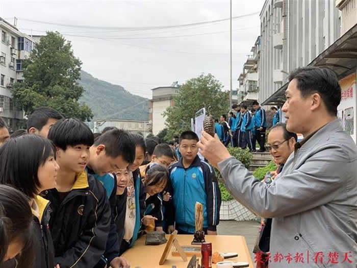 �й����ʴ�ѧ���人���ݷ�����߽���ɽ��ï����ѧ��չ���ҷ�ƶ�յ�ѧ��������