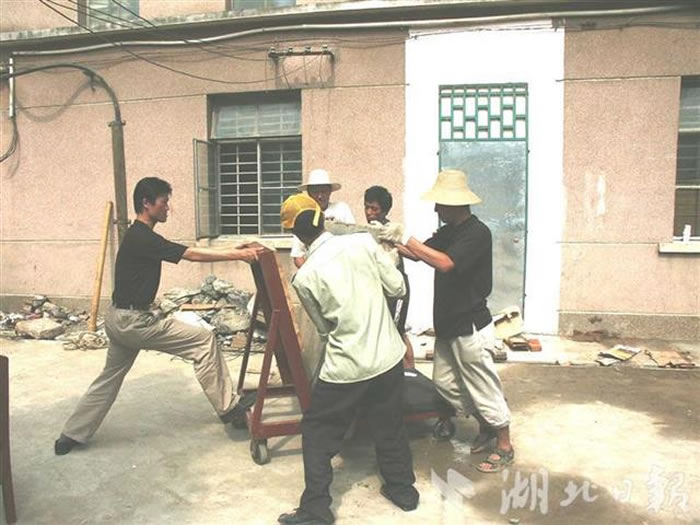 �й����ʴ�ѧ���人���ݷ���������100ƽ���׵Ĺ������ż���ʯĻǽ