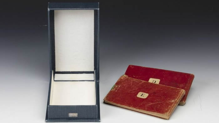 英国剑桥大学图书馆宣布查尔斯·达尔文撰写的两本价值数百万英镑的笔记本已失踪20年