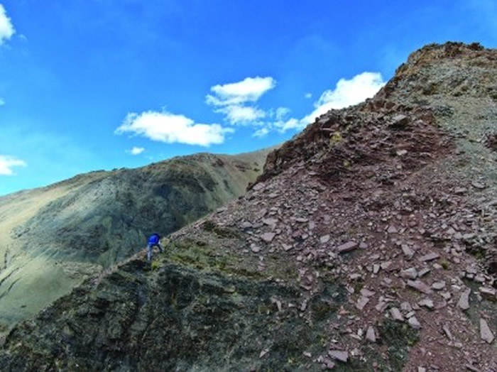 Ԭ��ѫ���Ĳ��籱��һ������ɼ����λ�ʯ�����Ǵ��пƿ����¶����һ��ɽ��