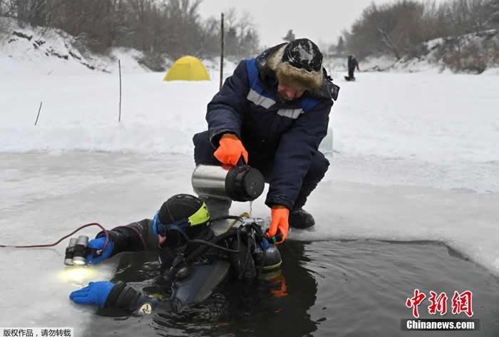 һ����ѧ����ǱˮԱ���豸�ϵ���ˮ