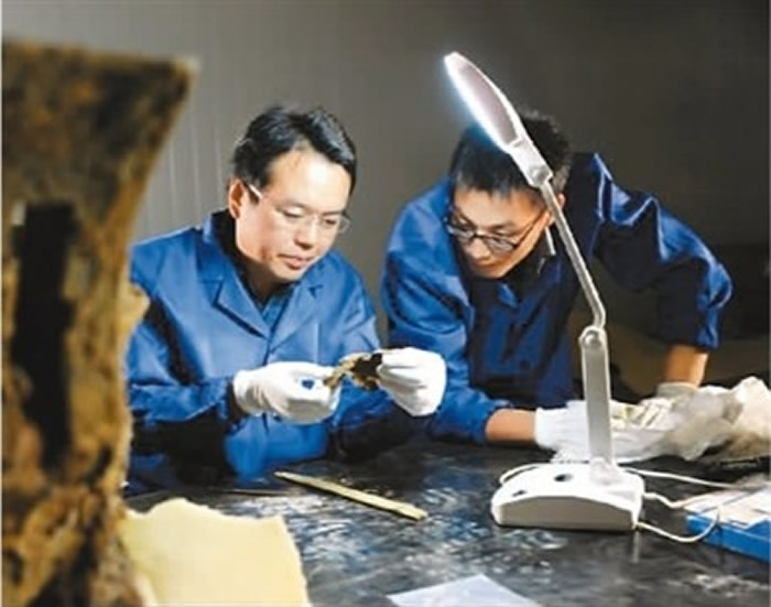 北京大学考古文博学院陈建立教授（左）在开展冶金考古教学和科研工作。