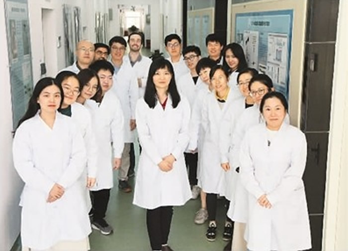 �п�Ժ�ż�׵�����ҹ�������ѧ�;�ʯ������ѧ�Ŀ����ߺͺ����о��������ɸ������о�Ա(��)�쵼�ľ߹��ʶ���ˮƽ�ķ��ӹ�����ѧʵ���Һ��о��Ŷӣ���������ѧ������ѧ��