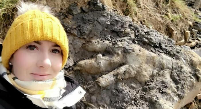 英国考古学家到约克郡海岸想寻找一些贝壳当晚餐 却意外发现1.65亿年前巨大恐龙脚印