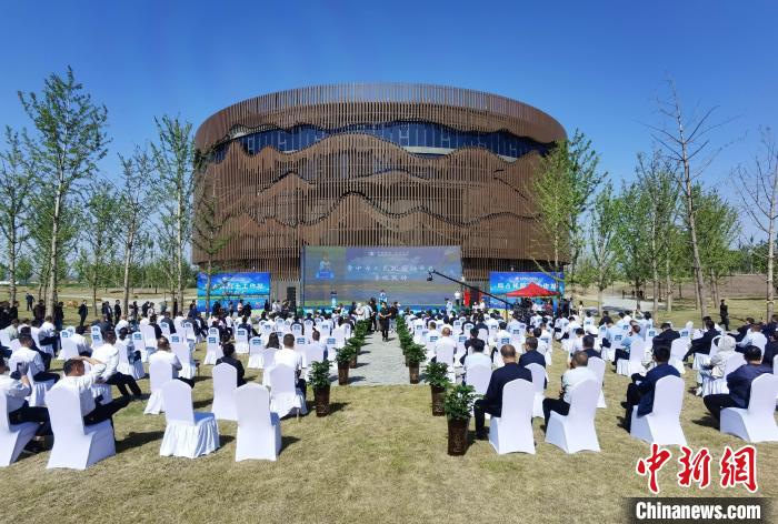 ��ռ��Ժʿ����վ�ڡ���ʯ֮�硱ɽ��������Ƴ���