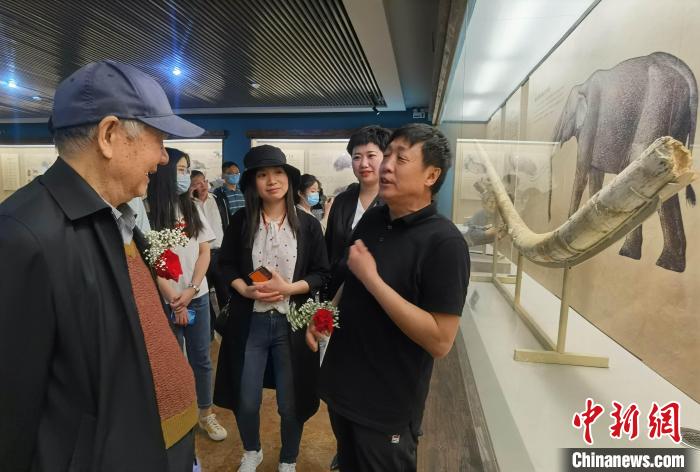 ��ռ��Ժʿ����վ�ڡ���ʯ֮�硱ɽ��������Ƴ���