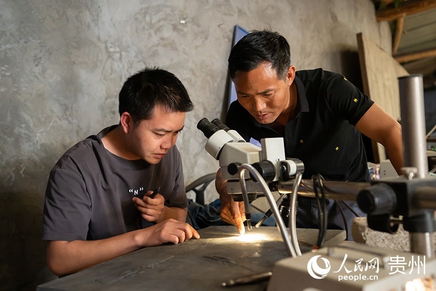 ̽�ع���ʡ��ɽ��Ļ�ʯ�޸�ʦ��������ǰ���䱦�������������