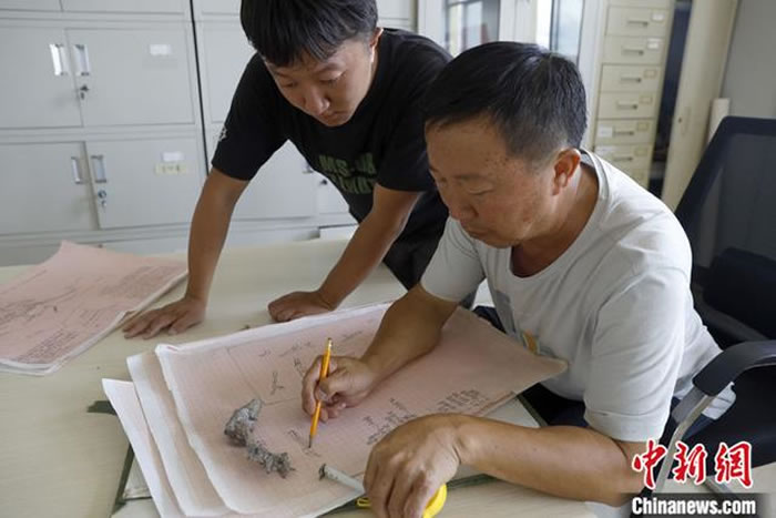 ͼΪ6��24�գ�������ʡ��������������»���п�����ʯ�����о����ģ����Σ��ң��̵������ˣ��󣩻��ƻ�ʯ����ͼ�� ��������� ���� ��