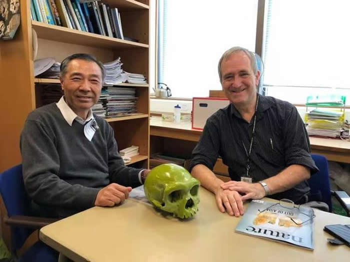 季强教授(左)与龙人化石复制品合影(图片由季强教授提供)