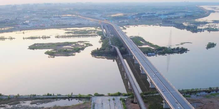 龙人化石的发现地,哈尔滨的滨北公铁两用桥,左侧是修建于上世纪三十年代的老桥。