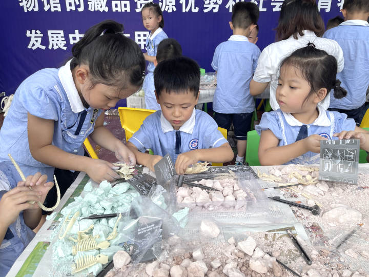 东阳市妇联幼儿园开展“走进恐龙博物馆，探寻恐龙王国”活动