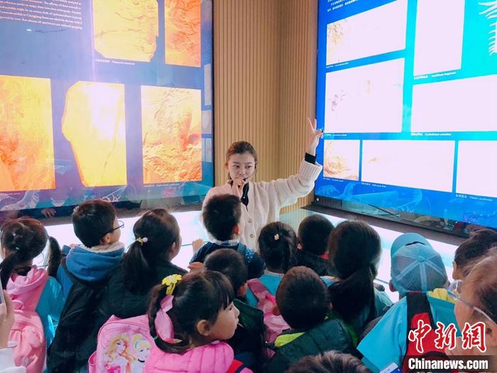 澄江化石地自然博物馆讲解员张晓静:讲述生命大爆发的远古往事