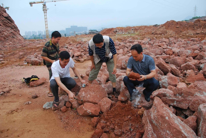 广东河源市民追忆缅怀生前引领“河源龙”走向世界的吕君昌博士