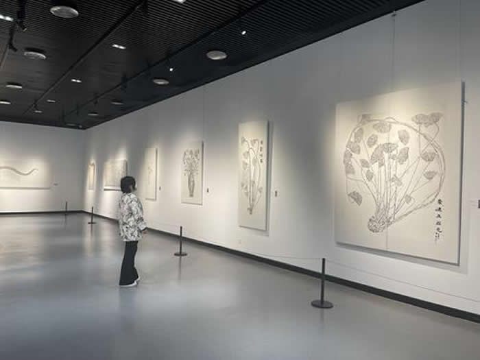 �γ��������ݾٰ��ҵ�ٻ�ʯ��Ƭ����չ