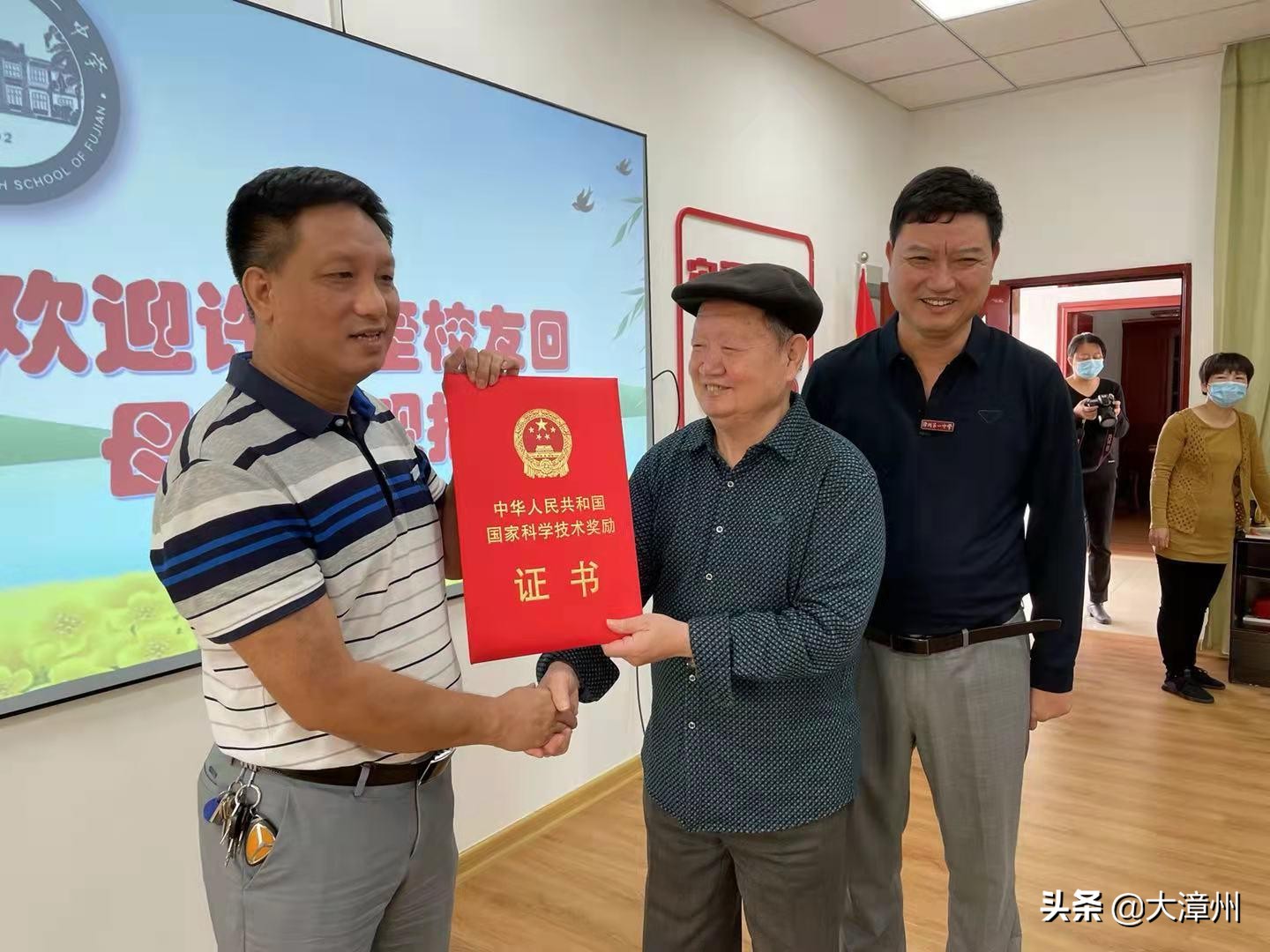 �п�Ժ�Ͼ����ʹ������о���������������ĸУ�����鼮����ʯ�Լ���֤��