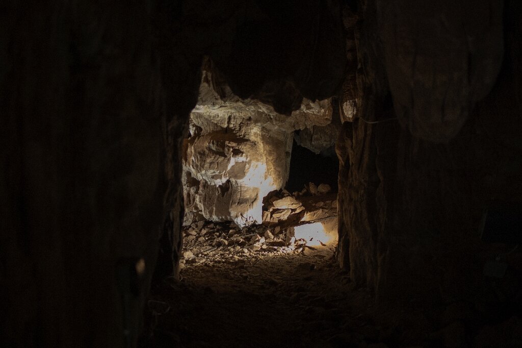 南非洞穴深处发现25万年前原始人类儿童头骨化石