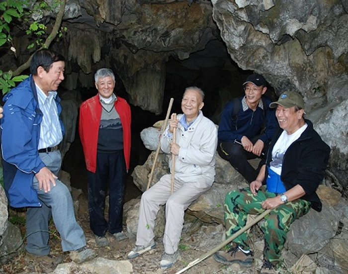 2008年，吴新智院士（中）在广西崇左智人洞考察。刘武供图