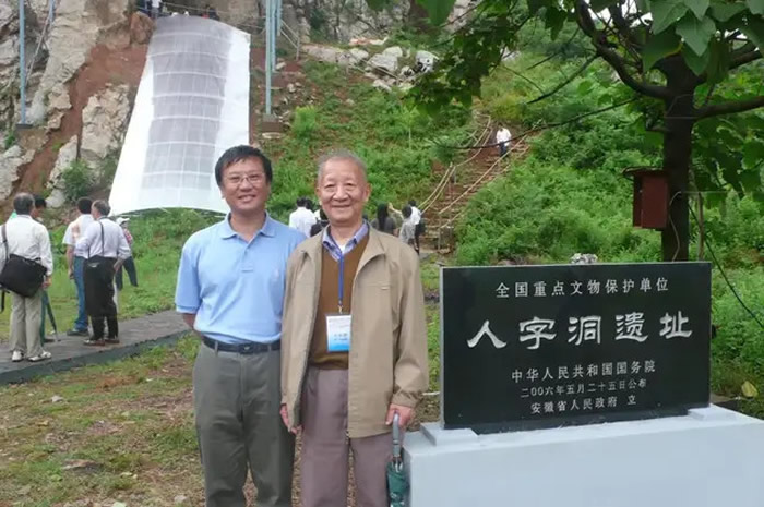吴新智先生与作者在安徽繁昌人字洞遗址 (2008年5月)