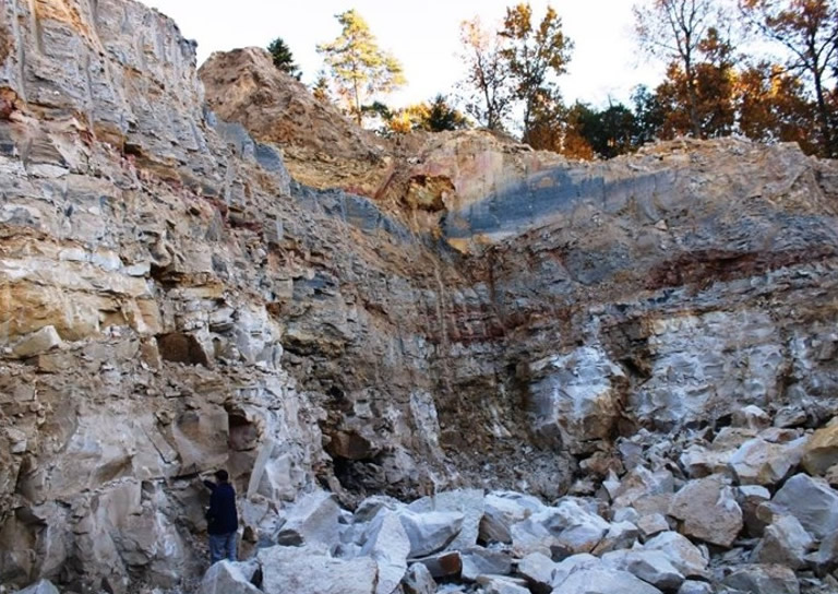 �����׶���ɳ���ϲ����Ʒ���˹¶������������ٸ�2����ǰ�Ŀ����㼣�ͺ��ǻ�ʯ