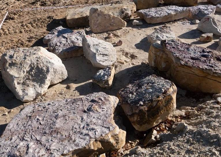 �����׶���ɳ���ϲ����Ʒ���˹¶������������ٸ�2����ǰ�Ŀ����㼣�ͺ��ǻ�ʯ