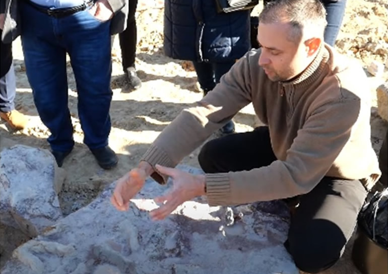 �����׶���ɳ���ϲ����Ʒ���˹¶������������ٸ�2����ǰ�Ŀ����㼣�ͺ��ǻ�ʯ