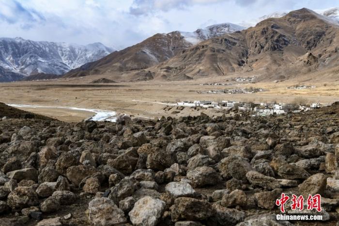 图为1月19日，西藏拉萨市堆龙德庆区德庆乡邱桑村邱桑温泉所在的石灰岩地貌。中新社记者 贡嘎来松 摄