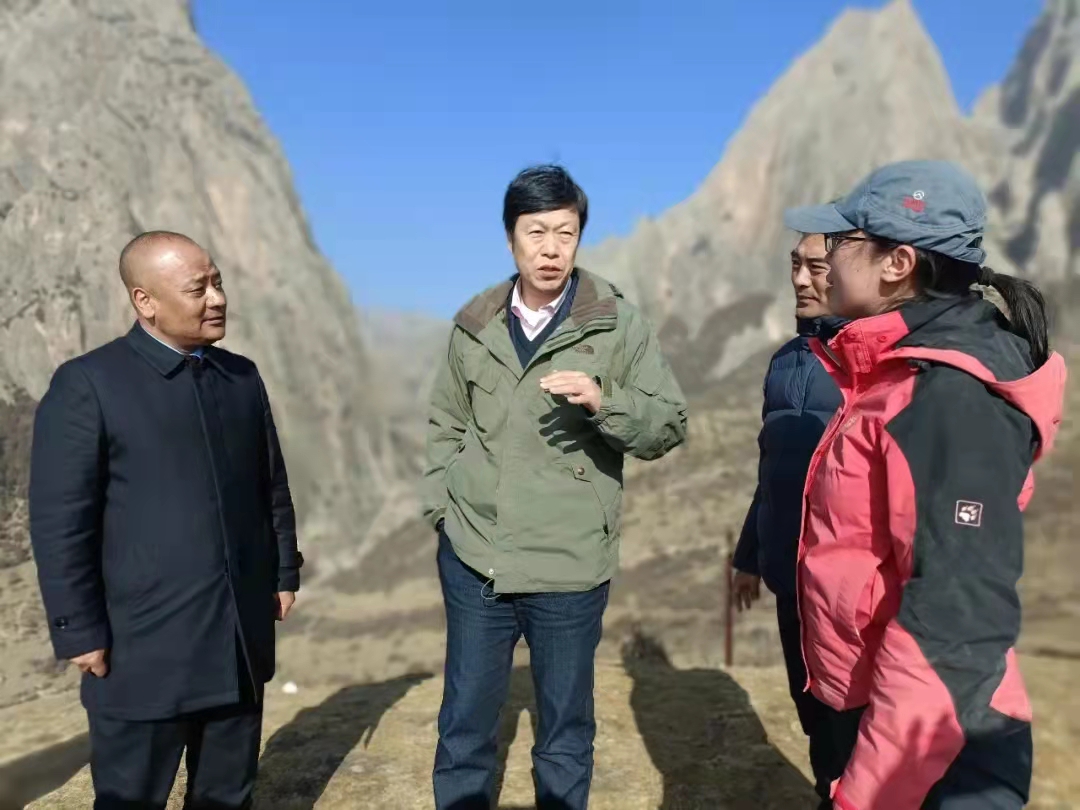 陈发虎院士一行赴夏河县甘加镇白石崖调研“丹尼索瓦人”考古发掘工作